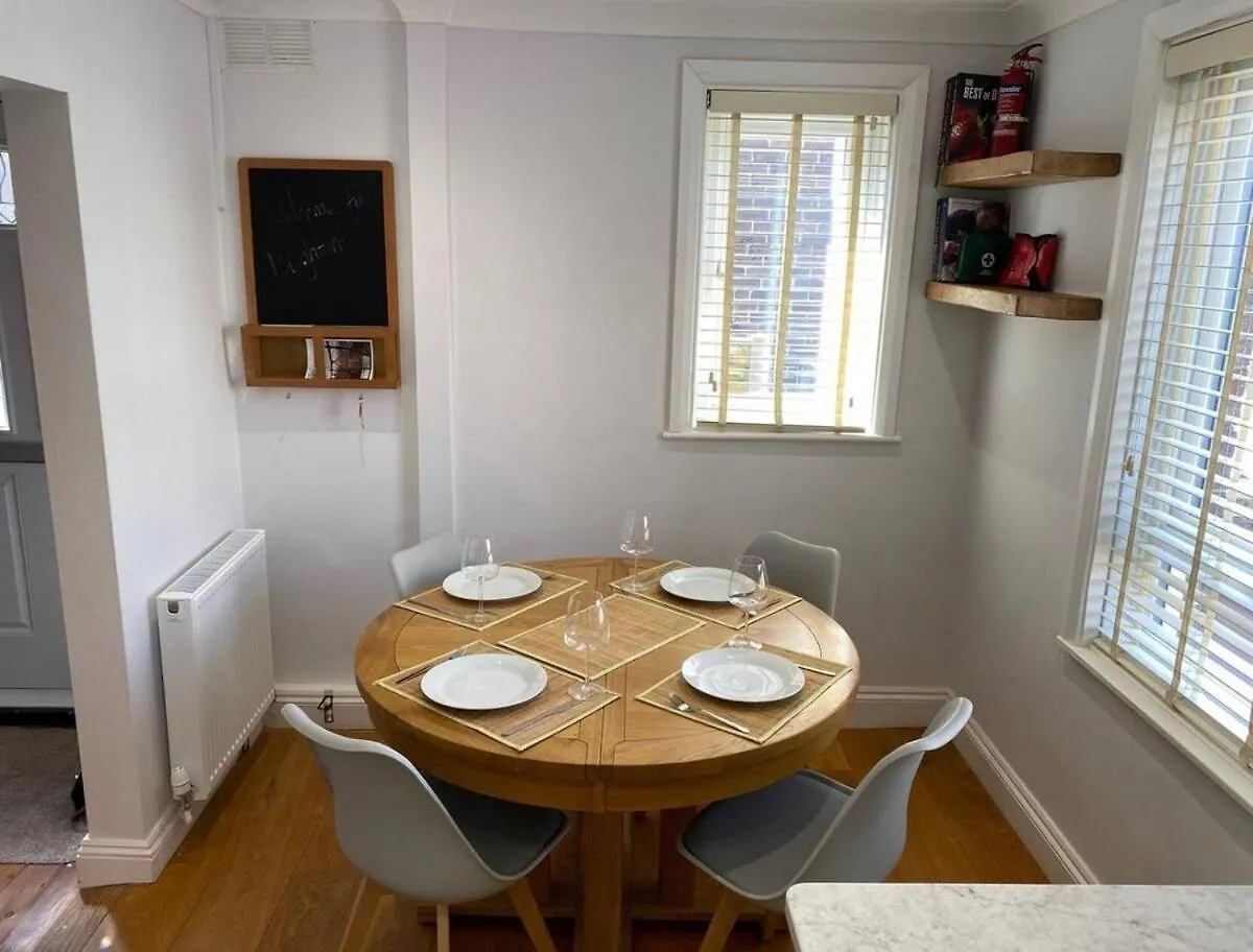 Two Bedroom House By Brookland Stays Serviced Accommodation Short Lets Brighton & Hove With Free Wifi بيت للعطل