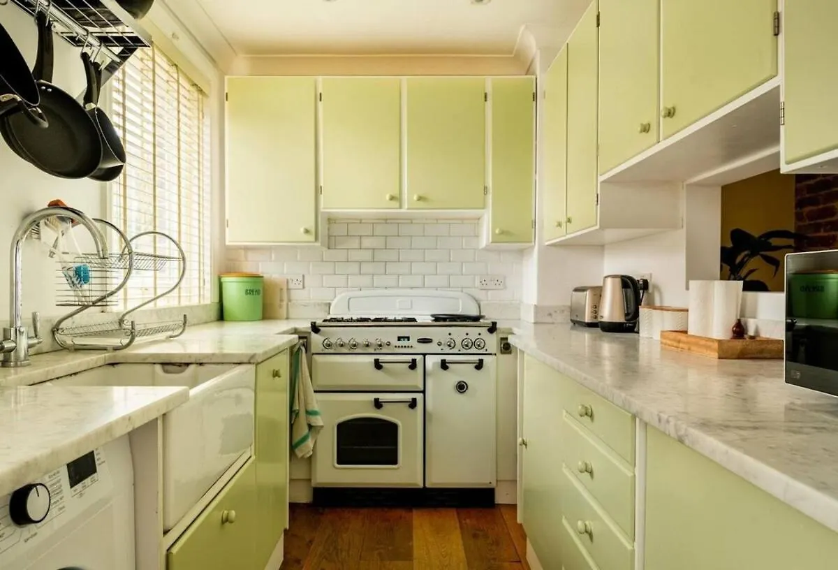 Two Bedroom House By Brookland Stays Serviced Accommodation Short Lets Brighton & Hove With Free Wifi 0*,